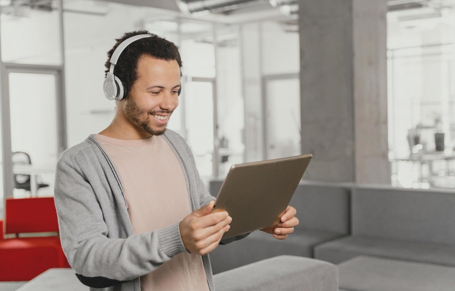 Finanzanalyst arbeitet mit Budgetdaten am Computer