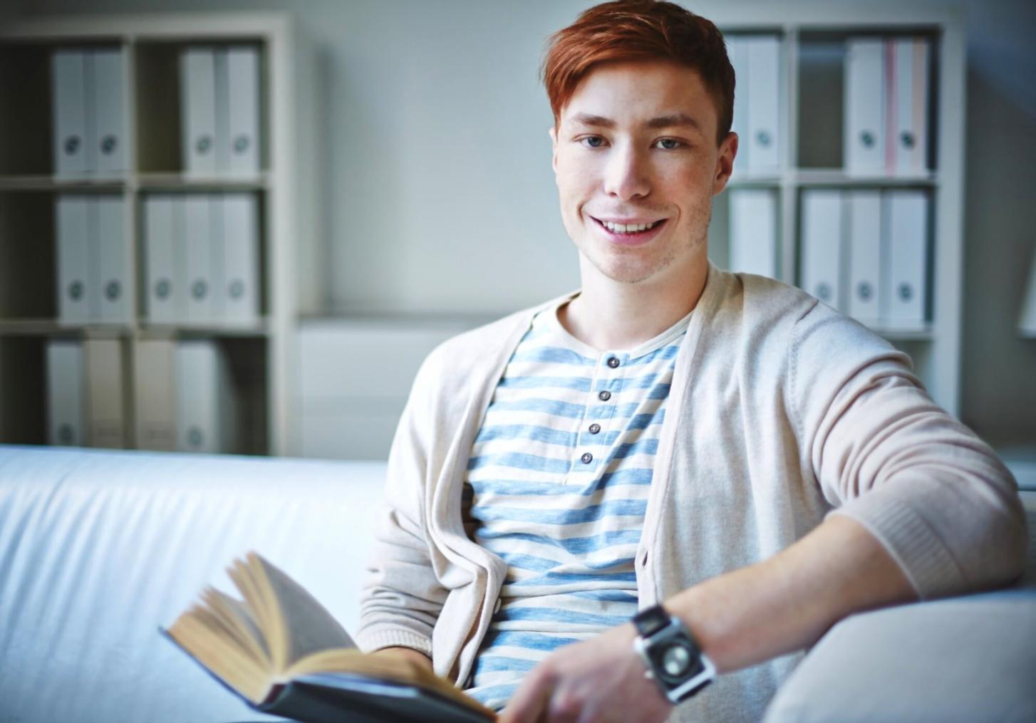 Menschen beim gemeinsamen Lernen über Finanzplanung
